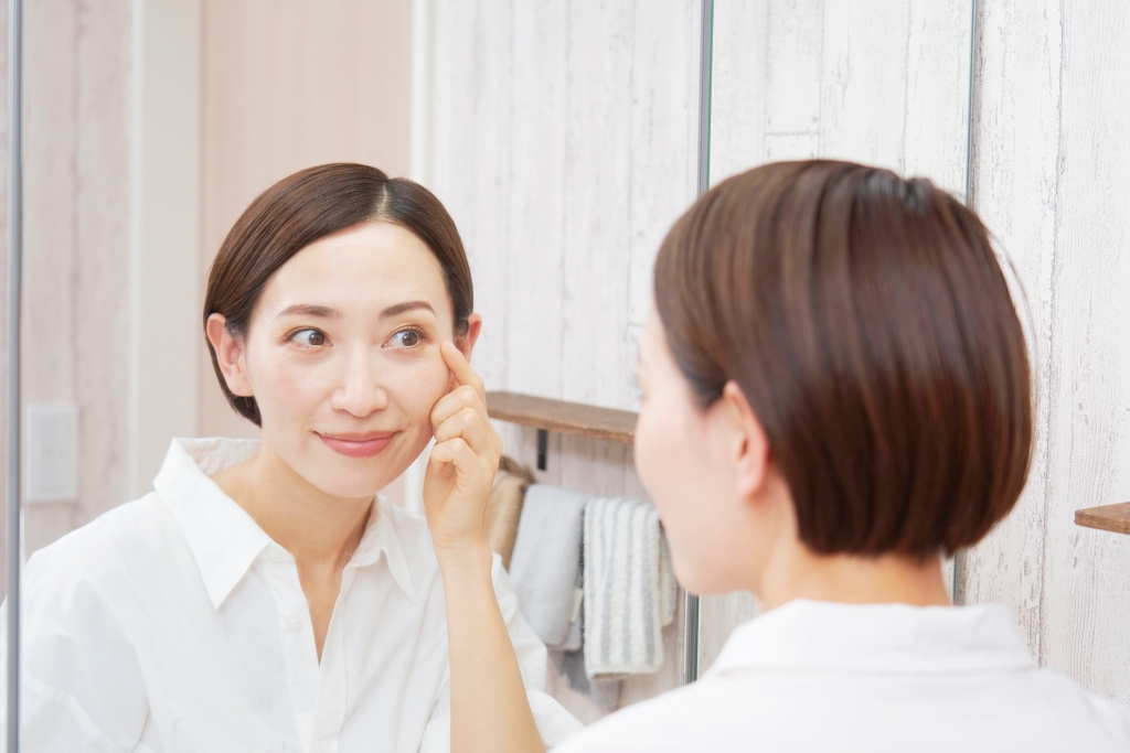 笑顔　女性　眉下切開のダウンタイムはいつまで？経過と過ごし方を岐阜・大垣美容クリニックが解説