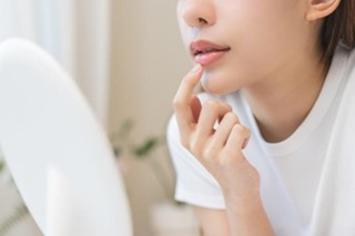 【唇ヒアルロン酸注射が人気】注目される理由や後悔しないためにやりすぎリスクもチェック